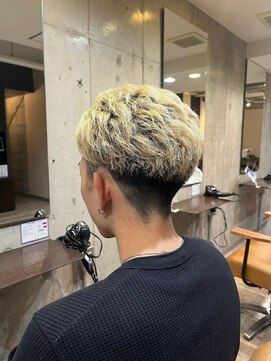 オールバックかき上げ束感金髪メンズヘア
