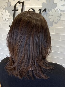 カシータ フロル 尾張旭店(Casita flor) 艶髪カラー　ミディアムスタイル