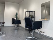 ノエヘア(Noe hair)の雰囲気（グレーと黒で落ち着いた店内です。）