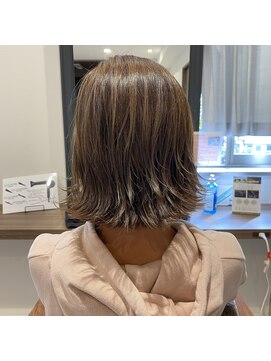 ピアーネ(PIANE) 明るめグレージュ/肩上切りっぱなしボブ