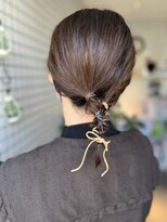 アンリ(anri)&nbsp;革紐を使ったヘアアレンジ