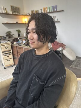 シラス(SiLasu) 前下がりセンターパート波巻きボブ