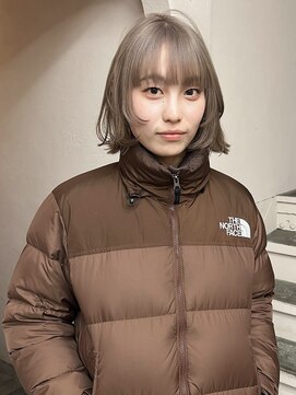 イル(iru) グレージュ レイヤーボブ ハイトーンボブ