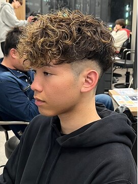 エルマーク 心斎橋(L-MARK) スペインカールスパイラルパーマツイストパーマフェード短髪