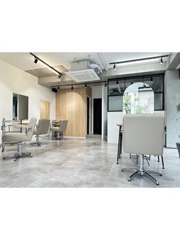 経験豊富なスタイリストがマンツーマンで接客してくれる♪居心地の良さを追求した空間で癒しのひと時を♪