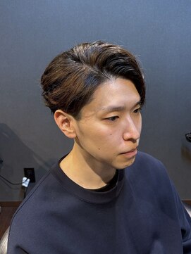 ビーダンディー(Bee dandy) ビジネスミディアムショート ナチュラルパーマ かきあげバング