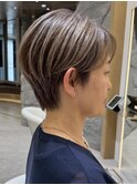 表参道白髪ぼかしウルフショートカットベージュアッシュ30代40代
