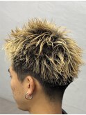 根元の黒と毛先の金が立体感を強調するツートーンスパイキー