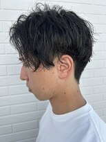 ヒュイル バイ ニアウ(Hwyl by Niau) メンズセンターパート波巻スパイラルパーマニュアンスパーマ眉毛