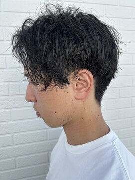 ヒュイル バイ ニアウ(Hwyl by Niau) メンズセンターパート波巻スパイラルパーマニュアンスパーマ眉毛