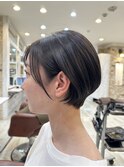耳掛け×ダークカラー×ショートボブ