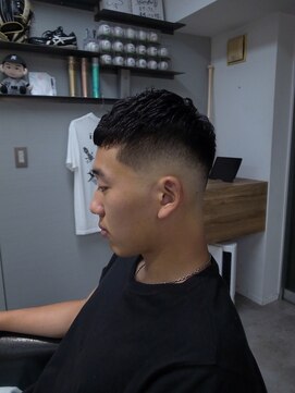 イントロバイフィーネ 渋谷(INTRO . by Fi-Ne) バーバーラフクロップスキンフェードアイロンパーマ/渋谷