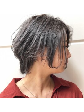 ムク(muku.) 透明感グレーシルバー系カラー ショートスタイル