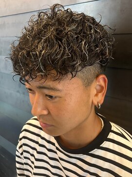 ディスイズバーバーセカンド(THIS IS BARBER 2nd) スペインカール　ハイライト　ツーブロック　バーバー