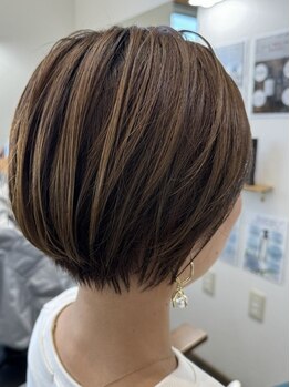 白髪に悩む30～40代の大人女子から高い支持！透明感×軽やかな質感を叶えた白髪染めが大好評♪