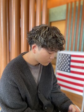 ミュウ(MIU) 波巻きスパイラルパーマ金メッシュ