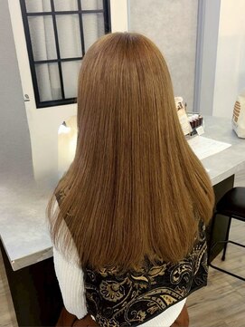 透明感あふれる明るめカラーの艶ロング