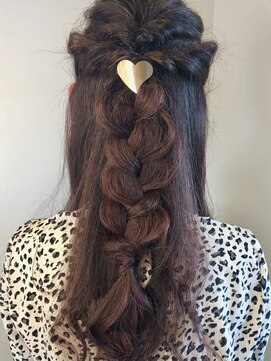 サラ(sarah) フェミニンヘアアレンジ