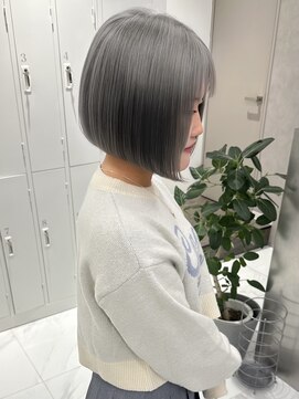 ロイ(Roi) 前下がりボブ ハイトーン ブリーチ