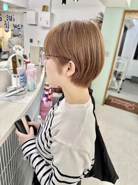 ヒビヲ(HIBIO) ショートボブ切りっぱなしボブタッセルボブミルクティーベージュ