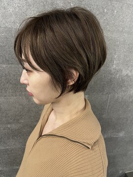 スノウ(SKNOW) オリーブ系白髪ぼかし×ショートボブ【30代40代】