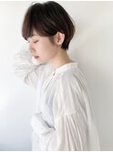 濃いめアッシュブラウン×耳掛けショートヘア