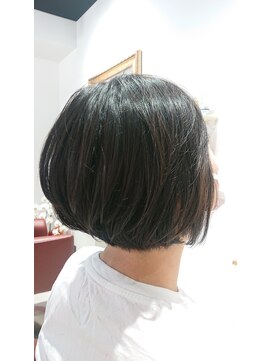 アグライア(AGLAIA) ふわっとナチュラルな前下がりショートボブ♪