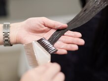 髪の状態に合わせてオリジナル薬剤を調合。髪への負担が少なくダメージレス髪質改善/弱酸性縮毛矯正/