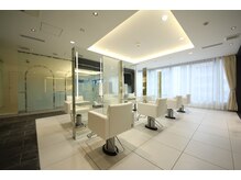 ザザ 高田馬場(ZA/ZA)の雰囲気（三つの異なるセット面など、こだわりの内装の店内[白髪ぼかし]）