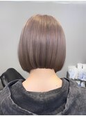 切りっぱなしボブとミルクティーベージュ