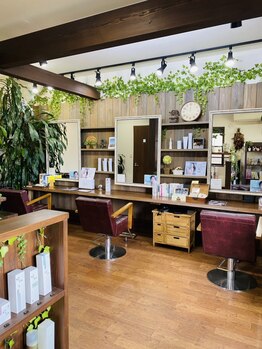 innocent hairdesignの写真/「また来たくなる」秘密の隠れ家。植物に囲まれた落ち着いた空間で、2人のスタイリストが優しく迎えます。