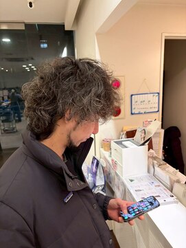 エヌアンドエーコンティ(N&A CONTi) 無造作パーマ/強めカールで色気を出すメンズパーマスタイル