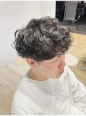スーツビジネスメンズパーマ、短髪パーマ、センターパート