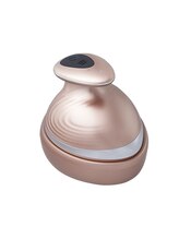 頭皮用マッサージ器具でマッサージ