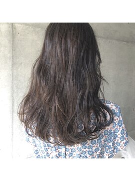 アピッシュ ギンザ(apish ginza) tomoヘア＊似合わせロング　モノトーングレイ