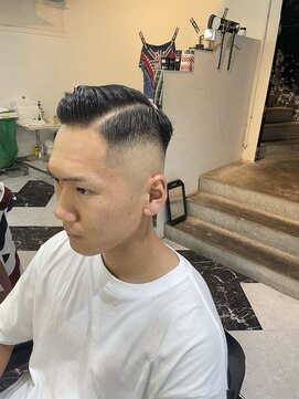 メリケンバーバーショップ フクオカ(MERICAN BARBERSHOP FUK) かき上げヘアショートレイアーくせ毛風パーマコンマヘア