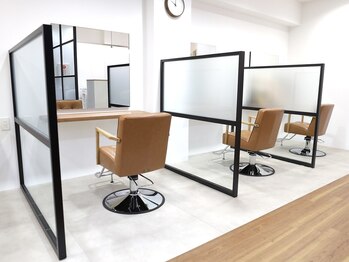アカンサス バイ ミリー 高槻店(acanthus by milly)の写真/【高槻駅2分】40代・50代からのお悩みに寄り添うサロン。白髪ぼかしハイライトで自然な美しさを引き出す…