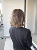 20代30代大人可愛いアッシュベージュくびれボブ耳掛け透明感