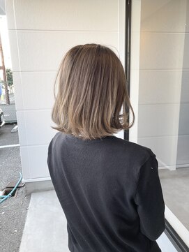 ナンバー(number+) 20代30代大人可愛いアッシュベージュくびれボブ耳掛け透明感