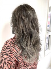 バレイヤージュ　グレージュシルバーヘアカラー