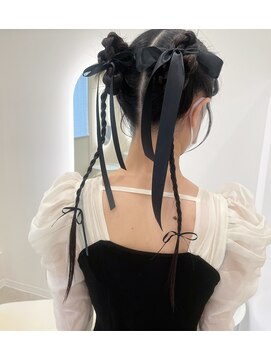 ニューミー(new me) タイトツイン三つ編み/黒リボン