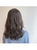 艶めくグレージュカラー