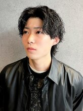 スパイラルパーマで作る無骨な立体フォルム