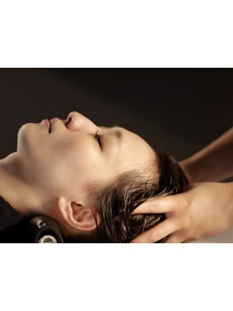 完全個室で凝った頭皮をじっくりマッサージしリフトアップ効果◎眠ってしまう心地よさ♪