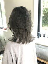 ナンバーフォーナチュラル(NO4 natural)&nbsp;外ハネミディアムスタイル（グレーカラー）