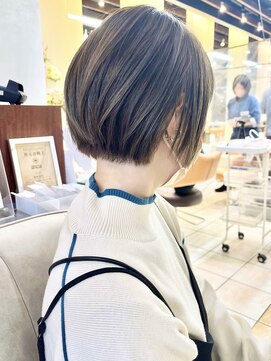 クオリス 上板橋店(QUALIS) 白髪ぼかしハイライト★ショートボブ耳かけショートヘアアッシュ