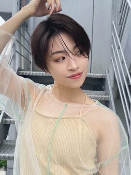 イヴォークトーキョーオーサカ(EVOKE TOKYO osaka) ハンサムショート 耳かけ おしゃれ ベージュカラー大人女性