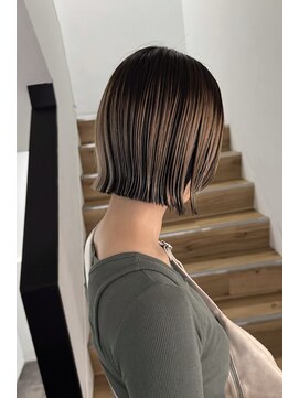 ヨーク(YOKE) デザインブリーチハイライトアンブレラボブ切りっぱなし外ハネ