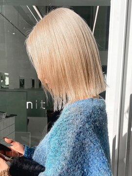 ニトバイアンキシム(nit by ahnkism) ボブミルクティーベージュブリーチダブルカラー堀江