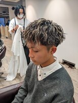 コワファーストナガサキシャンプーボーイ(COIFF1RST NAGASAKI SHAMPOO BOY)&nbsp;細束ハイライト×ツイストスパイラルパーマ